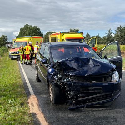 FW-AUR: Mehrere Verletzte nach Aufprall auf Landesstraße 34