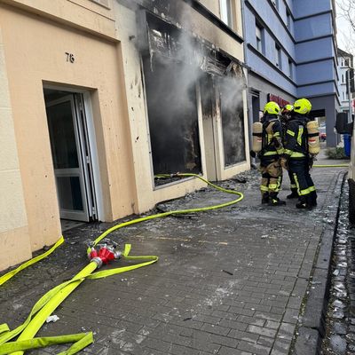 FW-GE: Ladenlokal im Vollbrand