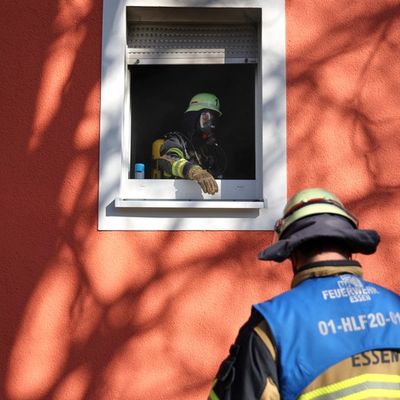 FW-E: Küchenbrand in Mehrfamilienhaus - drei Bewohner leicht verletzt