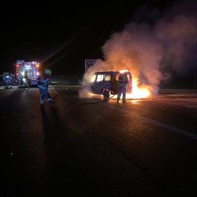 FW Alpen: Brennender Pkw auf der A57
