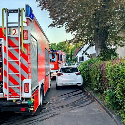 FW-GL: Heckenbrand in Bensberg - Flammen greifen auf Wohnhaus über - Warnung vor unsachgemäßem Einsatz von Gasbrennern