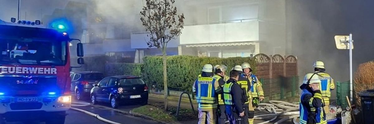FW Moers: Massive Rauchentwicklung in Tiefgarage - Feuerwehr im Großeinsatz