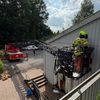 FW-DT: Gemeldeter Heckenbrand entpuppt sich als Schwelbrand hinter einer Fassade