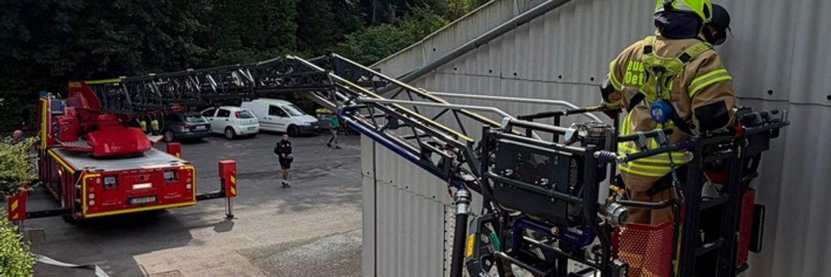 FW-DT: Gemeldeter Heckenbrand entpuppt sich als Schwelbrand hinter einer Fassade