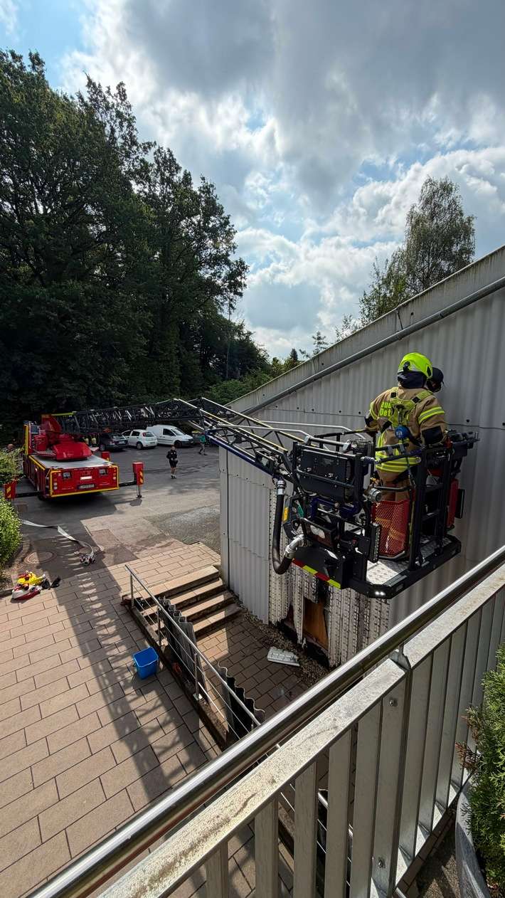 FW-DT: Gemeldeter Heckenbrand entpuppt sich als Schwelbrand hinter einer Fassade