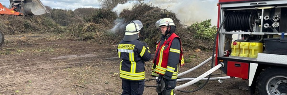 FW-ROW: Vorzeitiger Brand des Osterfeuers in Klein Meckelsen