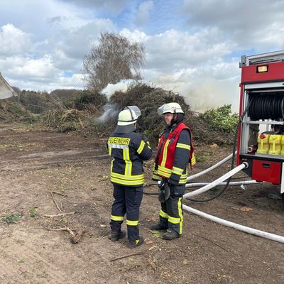 FW-ROW: Vorzeitiger Brand des Osterfeuers in Klein Meckelsen