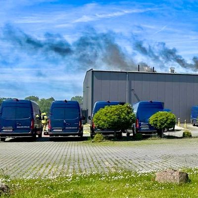 FW-OLL: Ausgelöste Brandmeldeanlage verhindert Schlimmeres - Erster Realeinsatz für Großlüfter der Kreisfeuerwehr Oldenburg