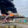 FW-E: Großbrand in holzverarbeitendem Gewerbebetrieb - massive Rauchentwicklung erfordert Warnung der Bevölkerung