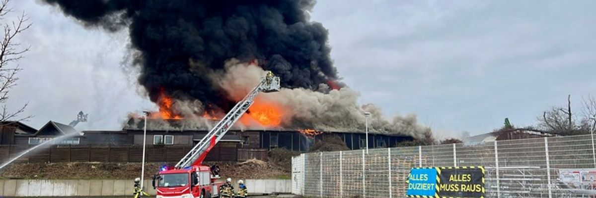 FW-E: Großbrand in holzverarbeitendem Gewerbebetrieb - massive Rauchentwicklung erfordert Warnung der Bevölkerung