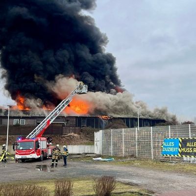 FW-E: Großbrand in holzverarbeitendem Gewerbebetrieb - massive Rauchentwicklung erfordert Warnung der Bevölkerung