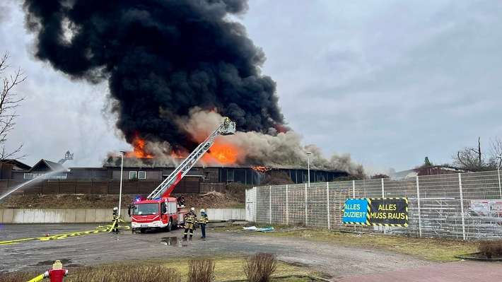 FW-E: Großbrand in holzverarbeitendem Gewerbebetrieb - massive Rauchentwicklung erfordert Warnung der Bevölkerung