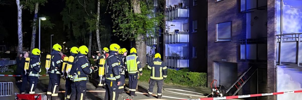 FW Bergheim: Feuerwehr löscht brennende Fahrzeuge in Tiefgarage Starke Rauchentwicklung - Mehrere PKW betroffen
