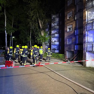 FW Bergheim: Feuerwehr löscht brennende Fahrzeuge in Tiefgarage Starke Rauchentwicklung - Mehrere PKW betroffen