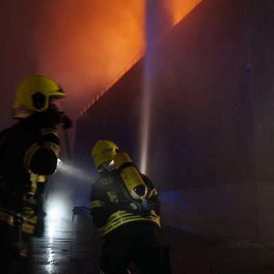 FW Flotwedel: Großbrand bei Recyclingbetrieb in Eicklingen - Rund 150 Einsatzkräfte im stundenlangen Einsatz