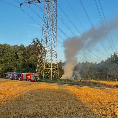 FW-DO: Brennende Heuballen in Dortmund Kirchlinde