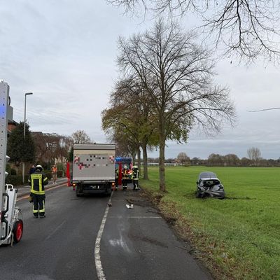 FW-Schermbeck: Unfall mit parkendem PKW