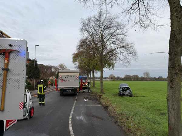 FW-Schermbeck: Unfall mit parkendem PKW