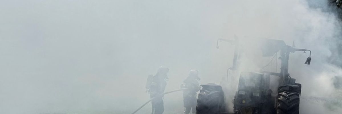FW-AUR: Treckergespann ausgebrannt
