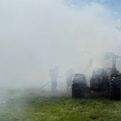 FW-AUR: Treckergespann ausgebrannt