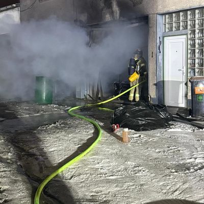 FW-RS: Brennt PKW in Garage. Feuerwehr konnte Brandausbreitung auf das gesamte Gebäude verhindern.