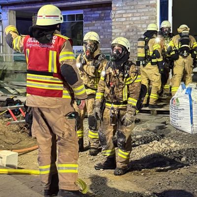 FW-GL: Dachstuhlbrand auf Baustelle in Bergisch Gladbach-Kippekausen - Feuerwehr mit Großaufgebot im Einsatz