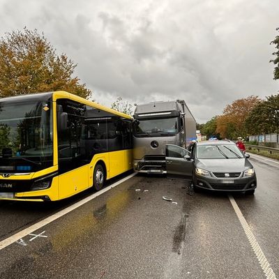 KFV Bodenseekreis: B31: LKW rammt Bus und Auto