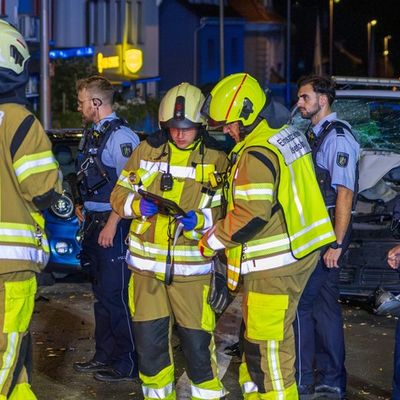 FW-MK: PKW kollidiert mit drei Fahrzeugen in Letmathe