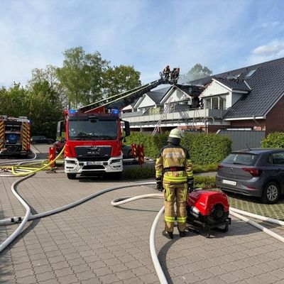 FW-ROW: Dachstuhlbrand in einem Mehrparteienhaus in Rotenburg
