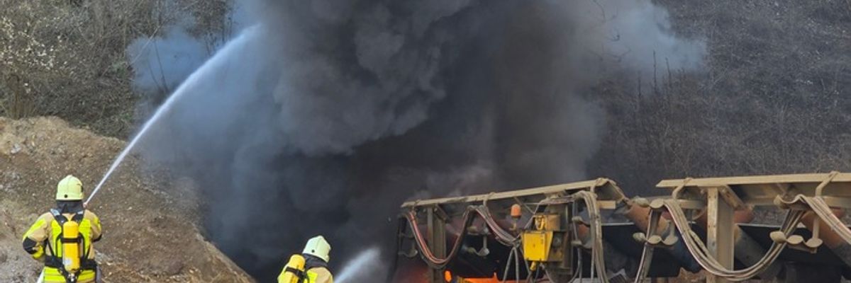 FW Grevenbroich: Zwei Verletzte bei Brand in Bergbaubetrieb Zahlreiche Feuerwehrkräfte im Einsatz