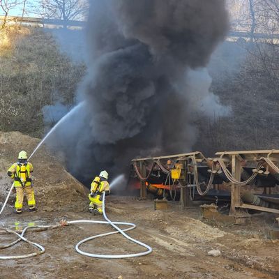 FW Grevenbroich: Zwei Verletzte bei Brand in Bergbaubetrieb Zahlreiche Feuerwehrkräfte im Einsatz