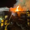 FW-E: Brand eines Gartenhauses - Gasflaschen sorgen für besondere Gefahr