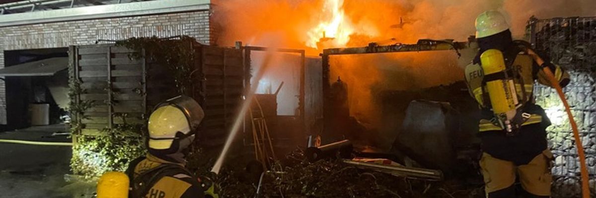 FW-E: Brand eines Gartenhauses - Gasflaschen sorgen für besondere Gefahr