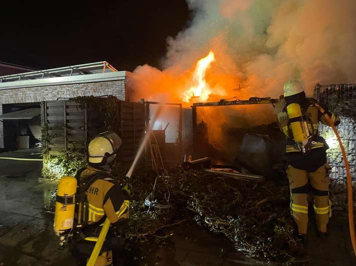 FW-E: Brand eines Gartenhauses - Gasflaschen sorgen für besondere Gefahr