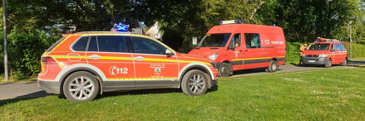 FW-BN: Manövrierunfähiges Binnenschiff ruft die Feuerwehr auf den Plan