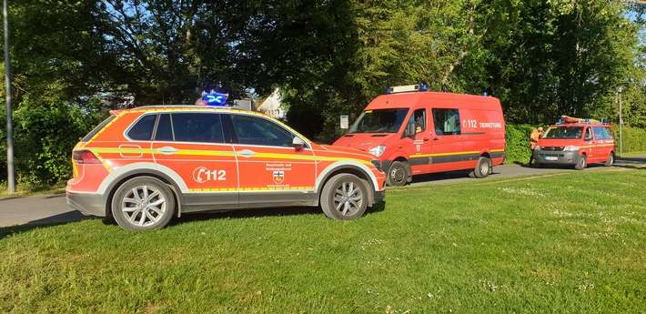 FW-BN: Manövrierunfähiges Binnenschiff ruft die Feuerwehr auf den Plan