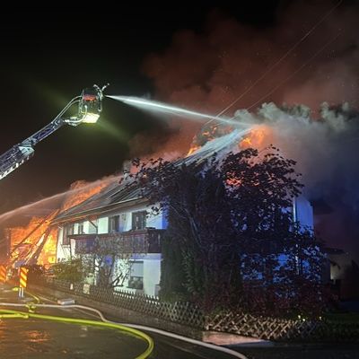 KFV-CW: Brand nach Blitzschlag zerstört Wohnhaus und Stallungen / 6 Pferde vor Flammen gerettet/Wasserversorgung zusammengebrochen