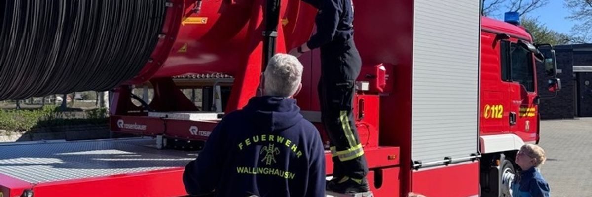 FW-AUR: Neugieriger Besuch bei der Feuerwehr