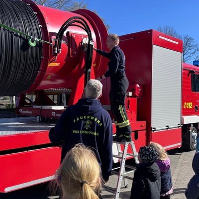 FW-AUR: Neugieriger Besuch bei der Feuerwehr