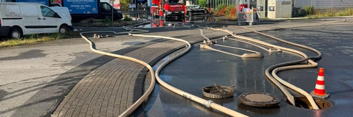 FW Bergheim: FOLGEMELDUNG: Großbrand in Paffendorf unter Kontrolle - Umfangreiche Nachlöscharbeiten dauern an