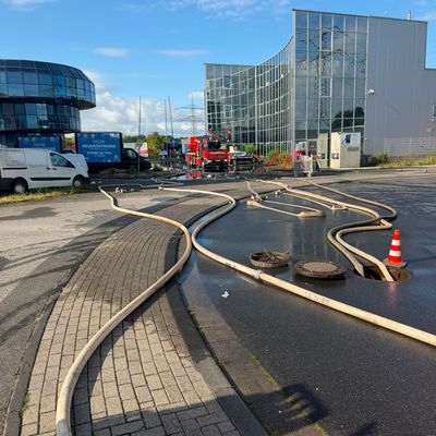 FW Bergheim: FOLGEMELDUNG: Großbrand in Paffendorf unter Kontrolle - Umfangreiche Nachlöscharbeiten dauern an
