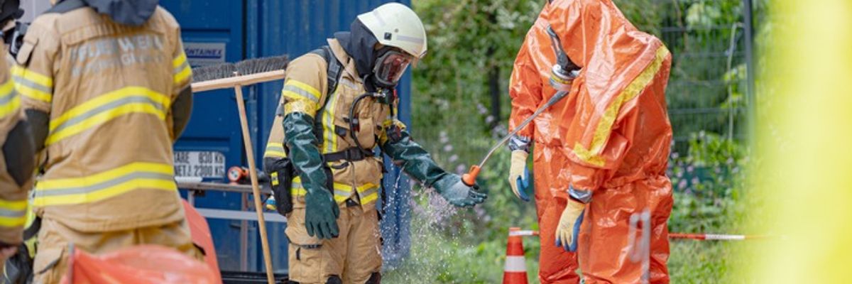 FW-GL: Ammoniakaustritt in Nebengebäude des Evangelischen Krankenhauses - Feuerwehr Bergisch Gladbach im Gefahrstoffeinsatz