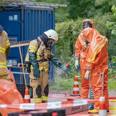 FW-GL: Ammoniakaustritt in Nebengebäude des Evangelischen Krankenhauses - Feuerwehr Bergisch Gladbach im Gefahrstoffeinsatz