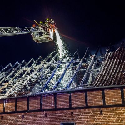FW Lüchow-Dannenberg: +++ Nächtlicher Großeinsatz in Lüchow-Dannenberg +++ Feuer zerstört landwirtschaftliches Gebäude +++ Feuerwehr verhindert Ausbreitung +++ Person verletzt +++