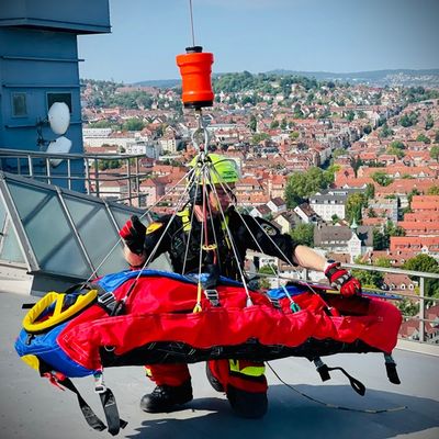 FW Stuttgart: Aktuelle Übung: Polizeihubschrauberstaffel und Höhenretter der Berufsfeuerwehr Stuttgart üben am Steinbruch Erkenbrechtsweiler
