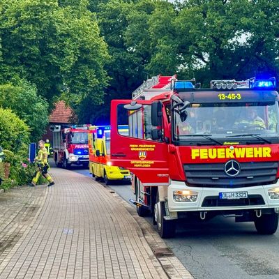 FW-OLL: Brennende Mülltonne setzt Schuppen in Brand - Schneller Einsatz der Feuerwehr verhindert Schlimmeres