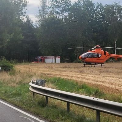 FW Lüchow-Dannenberg: +++ Schwerer Verkehrsunfall in der Göhrde +++ Drei Fahrzeuginsassen z.T. schwer verletzt +++ zwei Rettungshubschrauber im Einsatz +++ Kinder kommen mit dem Schrecken davon +++