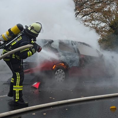 FW Celle: PKW in Vollbrand auf dem Wilhelm-Heinichen-Ring