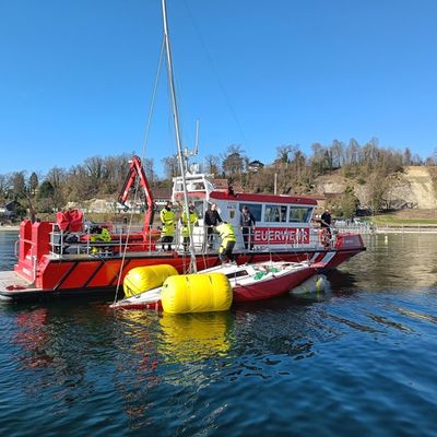 FW Konstanz: Gestrandetes Segelboot