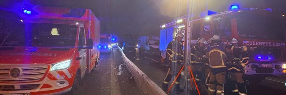 FW-E: Massenkarambolage auf der BAB 42: 19 Pkw beteiligt - Feuerwehr Essen und Bottrop im Großeinsatz